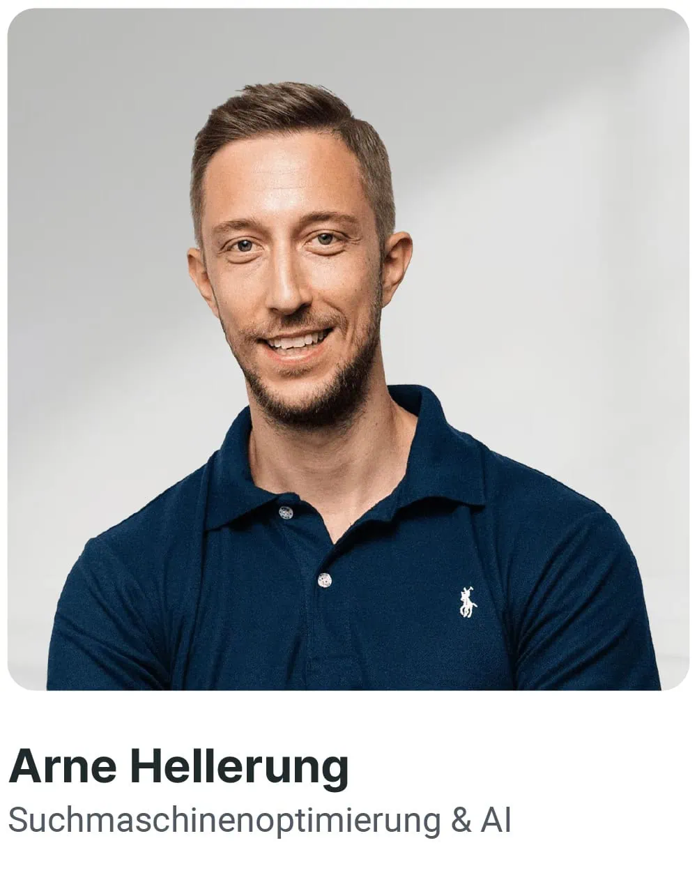 Ein lächelnder Mann in einem marineblauen Poloshirt mit kurzen Haaren vor hellem Hintergrund auf der Seite „Über uns“. Ein lächelnder Mann in einem marineblauen Poloshirt mit kurzen Haaren vor hellem Hintergrund auf der Seite „Über uns“.