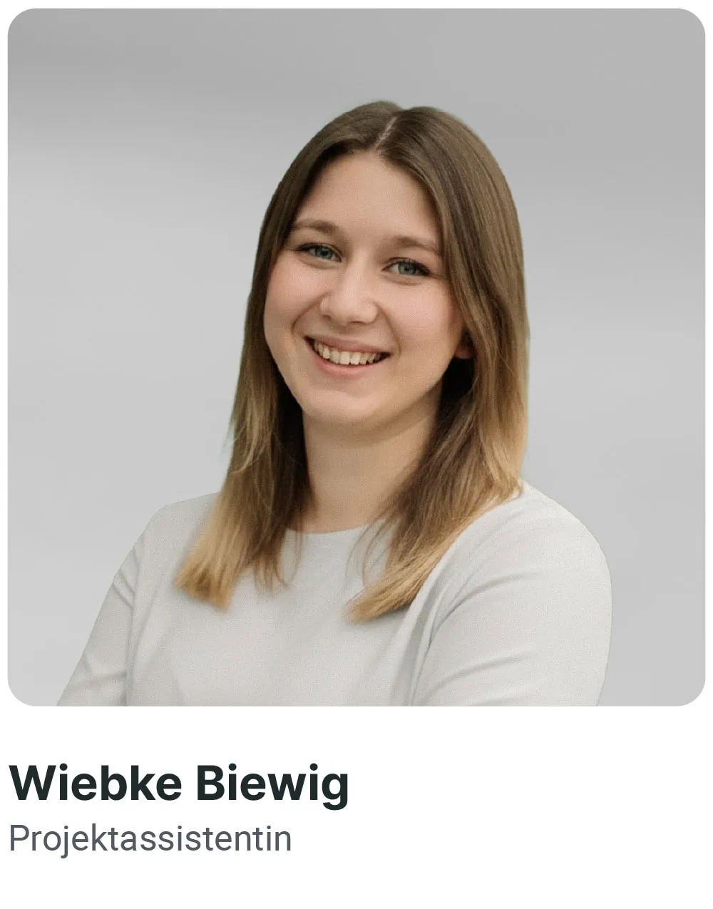 Lächelnde Frau in einem hellen Oberteil; perfekt für eine „Über uns“-Seite, mit glattem, schulterlangem Haar. Lächelnde Frau in einem hellen Oberteil; perfekt für eine „Über uns“-Seite, mit glattem, schulterlangem Haar.